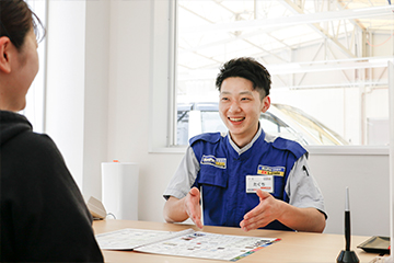 段取りを説明するスタッフ