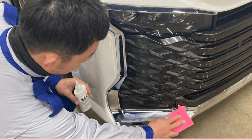 メッキクリーニングを施工するスタッフ