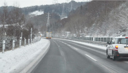 融雪剤が敷かれた道路のイメージ