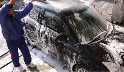 純水で洗車をする様子